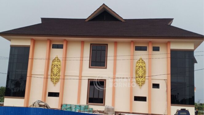
					Foto: Pembangunan Gedung Disdikpora PPU yang direncanakan rampung pada Oktober 2025 (Dok: CahayaBorneo/AJI)