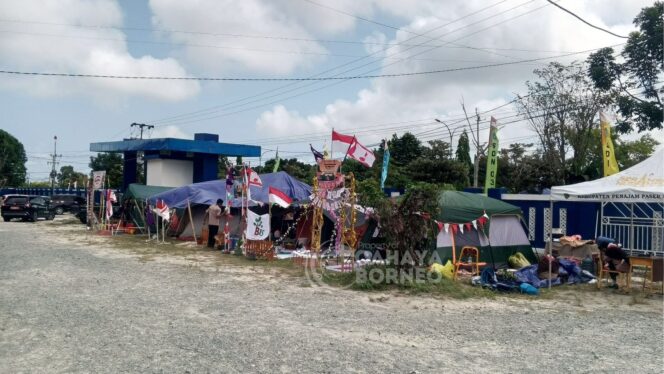 
					Foto: Kegiatan kemah di depan Kantor Disdikpora PPU (Dok: CahayaBorneo/AJI)