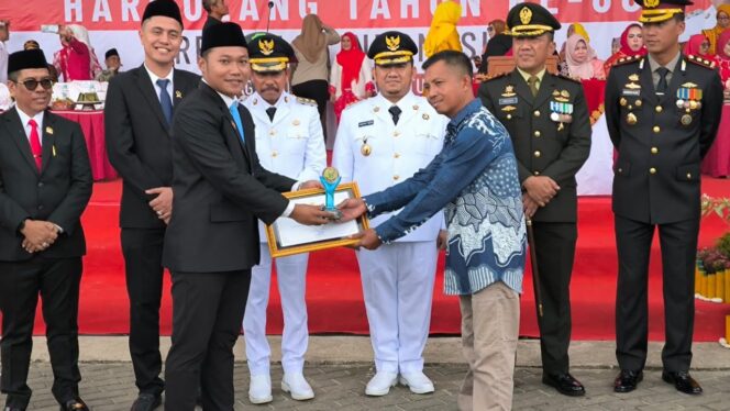 
					Foto: Pemerintah Kabupaten Penajam Paser memberikan penghargaan kepada PT PWK yang berhasil mendapat predikat Terbaik I Tertib Perizinan dan Pelaporan Investasi (BER-INVEST) Award 2025 kategori Non-UMK (Dok. Istimewa)