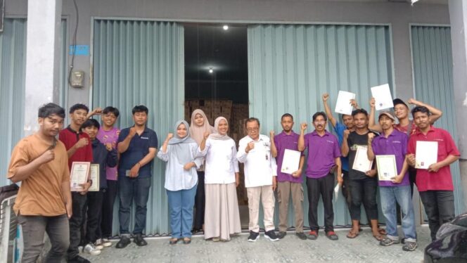 
					Foto: Pemkab PPU membantu mengembalikan Ijazah dan BPKB yang ditahan CV. Citra Utama (Dok. Humas PPU)