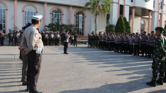 
					Foto: Pengamanan ketat pada aksi damai yang digelar Aliansi “Ibrahim Tempat Bersatunya Masyarakat” (ITBM) di halaman Kantor Bupati PPU (Dok. Polres PPU)