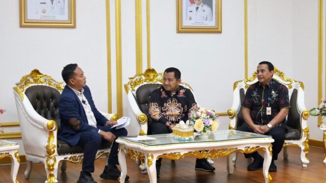 
					Foto: Bupati Penajam Paser Utara (PPU) Mudyat Noor saat tampil sebagai narasumber dalam acara Talkshow Balikpapan TV (Dok. Humas PPU)