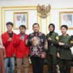Foto: Bupati Penajam Paser Utara (PPU), Mudyat Noor dan siswa berprestasi PPU (Dok. Humas PPU)