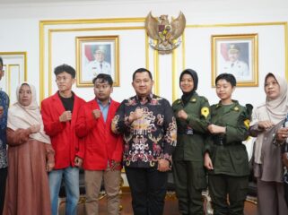 Foto: Bupati Penajam Paser Utara (PPU), Mudyat Noor dan siswa berprestasi PPU (Dok. Humas PPU)