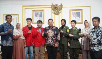 Foto: Bupati Penajam Paser Utara (PPU), Mudyat Noor dan siswa berprestasi PPU (Dok. Humas PPU)