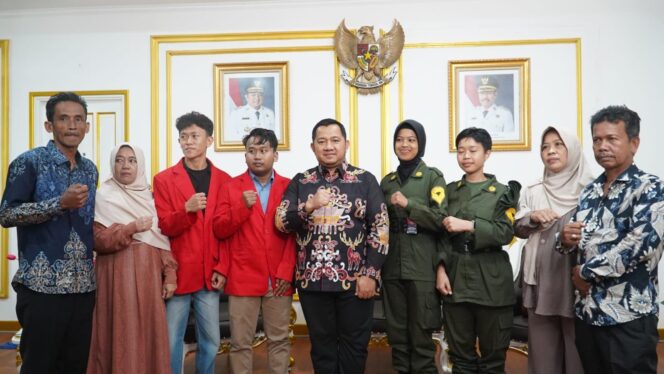 
					Foto: Bupati Penajam Paser Utara (PPU), Mudyat Noor dan siswa berprestasi PPU (Dok. Humas PPU)