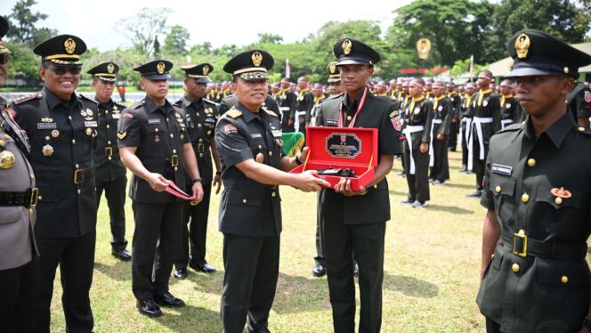 
					Foto: Kasdam VI/Mulawarman Brigjen TNI Ari Aryanto menutup secara resmi Pendidikan Pertama Tamtama Infanteri Gelombang II TA 2025 di Banjarbaru (Dok. Pendam VI/Mlw)