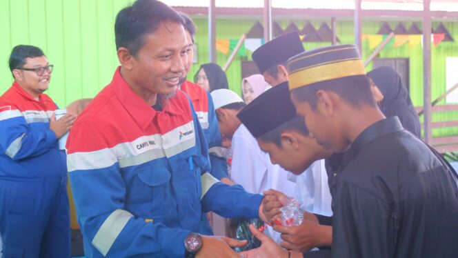 
					Foto: PEP Sangatta Field menyerahkan paket pendidikan kepada santri yatim piatu di Kutai Timur. (DOK. Pertamina)