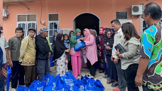 
					Foto: Ketua Tim Penggerak (TP) Posyandu Kabupaten PPU, Dewi Yuliana salurkan bantuan sembako untu lansia di Kelurahan Sotek. (DOK. CB Media)