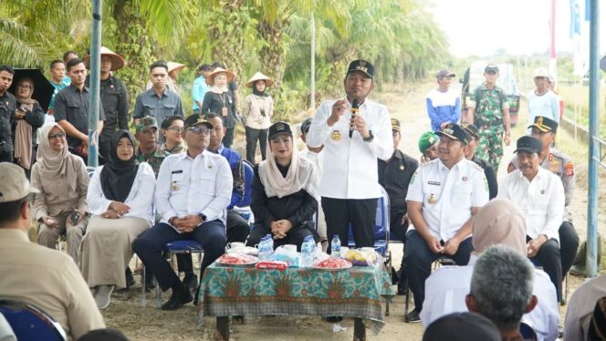 
					Foto: Gubernur Kaltim Dr. H. Rudy Mas'ud bersama pejabat daerah saat melaksanakan panen padi di Kecamatan Waru, Penajam Paser Utara, Kamis (18/9/2025). (Dok. Polres PPU)