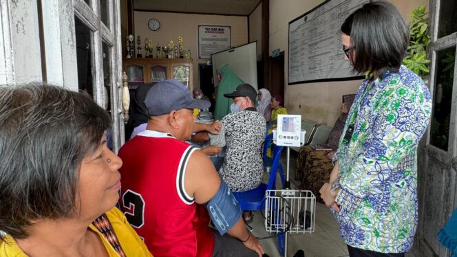 
					Foto: Suasana lansia di Kelurahan Sotek, Kecamatan Penajam, Kabupaten Penajam Paser Utara (PPU) lakukan pemeriksaan kesehatan. (DOK. CB Media)