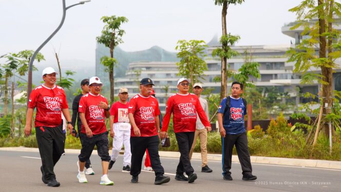 
					Foto: Kepala Otorita IKN, Basuki Hadimuljono (tiga dari kanan) dan Walikota Balikpapan periode 2011-2021 Rizal Effendi mengikuti Fun Run 5K 'Aksi Sehat Bersama PMI' (Dok. Humas OIKN)