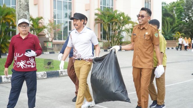 
					Foto: Pemkab Penajam Paser Utara (PPU) menggelar aksi bersih-bersih serentak di lingkungan Setkab PPU dalam rangka peringatan World Cleanup Day 2025, Senin (22/9/2025). (Dok. Humas PPU)
