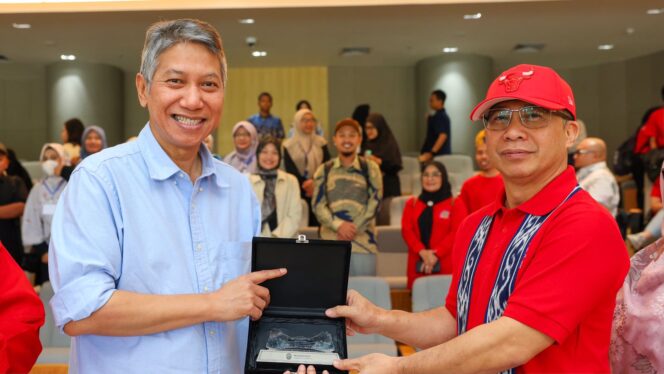 
					Foto: Sekretaris Otorita IKN Bimo Adi Nursanthyasto (kiri) dan Dekan Fakultas Vokasi Prodi K3 Universitas Balikpapan Iwan Zulfikar di Kantor Otorita IKN, Nusantara pada Minggu (21/09/2025). (Dok. Humas OIKN)