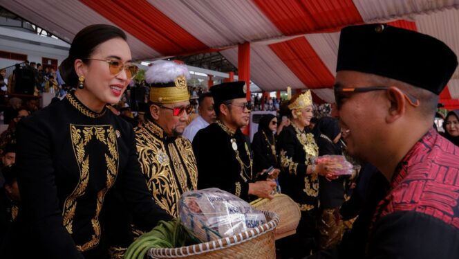 
					Foto: Menteri Pariwisata Widiyanti Putri Wardhana hadir dalam pesta adat Erau 2025 di Kabupaten Kutai Kartanegara, Kalimantan Timur, Minggu (21/9/2025). (Dok. Kemenpar RI)