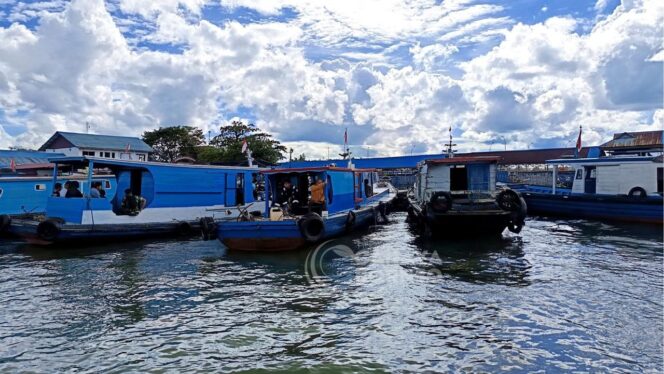 
					Foto: Pelabuhan klotok yang bersebelahan dengan pelabuhan speedboat (Dok: CahayaBorneo/AJI)