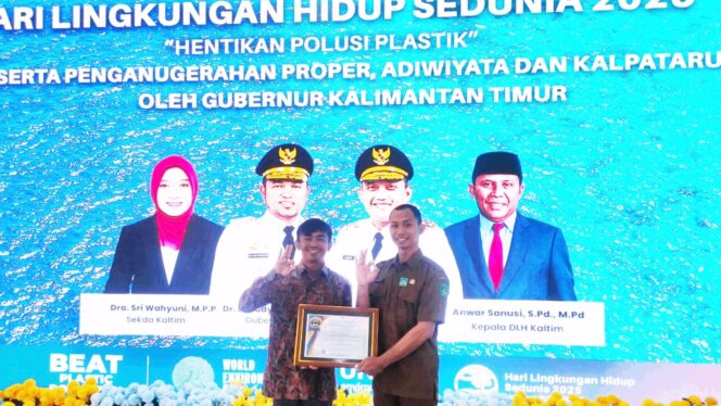 
					Foto: Siswa SMPN 4 Anggana bersama guru pendamping saat menerima Penghargaan Afirmasi Olimpiade Genomik Indonesia (OGI) 2025 di Jakarta. (Dok. PHM)