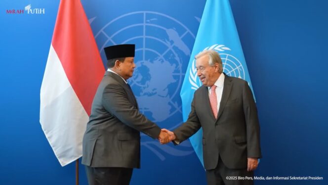 
					Foto: Tangkapan layar Presiden RI Prabowo Subianto berjabat tangan dengan Sekretaris Jenderal PBB António Guterres sebelum memulai pertemuan bilateral di Markas Besar PBB, New York, Senin (22/9/2025). (Dok. Youtube/@sekretariatpresiden)