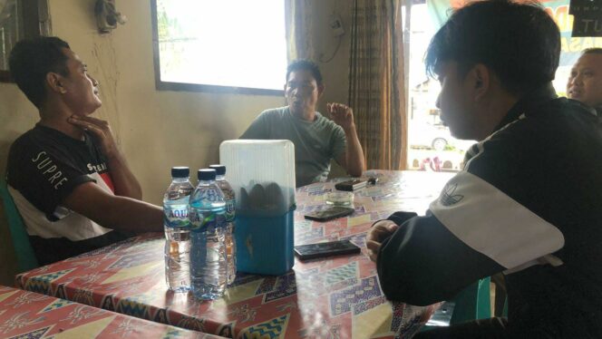 
					Foto: Sat Intelkam Polres Penajam Paser Utara saat menjalin silaturahmi dengan pemuda setempat sebagai upaya memperkuat sinergi menjaga keamanan dan ketertiban wilayah. (Dok. Polres PPU)