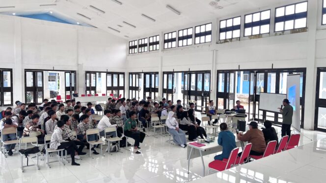 
					Foto: Suasana Program Guru Tamu di SMK Negeri 1 Muara Badak, Kutai Kartanegara, Selasa (2/9/2025). Pekerja profesional PHSS membagikan materi tentang keselamatan kerja kepada siswa kelas XI. (Dok. PHSS)