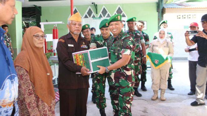 
					Foto: Pangdam VI/Mulawarman menyerahkan tali asih kepada veteran dalam rangka HUT ke-80 TNI di Balikpapan, Rabu (24/9/2025) (Dok. Pendam VI/Mlw)