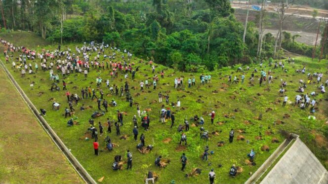 
					Foto: Insan Otorita IKN menanam 700 pohon di Aliran Sunggai Sanggai IKN pada Sabtu (27/09/2025). (Dok. Humas OIKN)