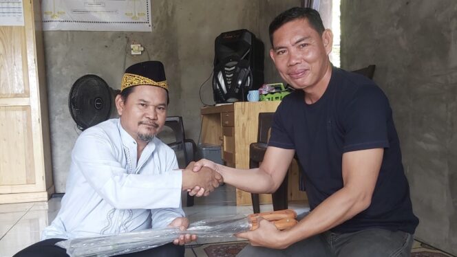 
					Foto: Satuan Intelijen dan Keamanan (Sat Intelkam) Polres Penajam Paser Utara (PPU) menjalin silaturahmi dengan tokoh masyarakat adat Paser. (DOK. Istimewa)