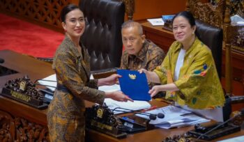 Foto: Menteri Pariwisata Widiyanti Putri Wardhana bersama Ketua DPR RI Puan Maharani dalam Rapat Paripurna yang menyetujui RUU Kepariwisataan, Kamis (2/10/2025). (Dok. Kemenpar RI)