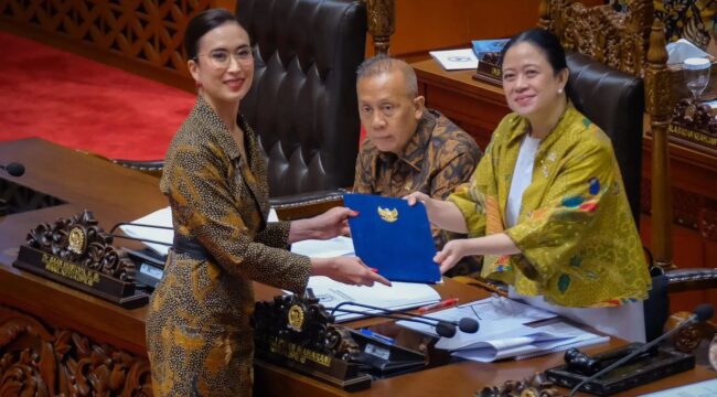 Foto: Menteri Pariwisata Widiyanti Putri Wardhana bersama Ketua DPR RI Puan Maharani dalam Rapat Paripurna yang menyetujui RUU Kepariwisataan, Kamis (2/10/2025). (Dok. Kemenpar RI)
