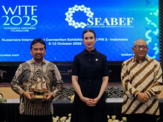 Foto: Menteri Pariwisata Widiyanti Putri Wardhana bersama jajaran Kemenpar dan perwakilan Gabungan Industri Pariwisata Indonesia (GIPI) saat mengumumkan penyelenggaraan SEABEF dan WITF 2025 di Jakarta. (Dok. Kemenpar RI)