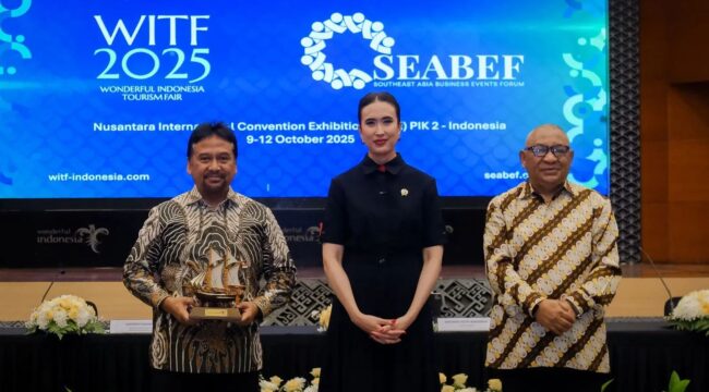 Foto: Menteri Pariwisata Widiyanti Putri Wardhana bersama jajaran Kemenpar dan perwakilan Gabungan Industri Pariwisata Indonesia (GIPI) saat mengumumkan penyelenggaraan SEABEF dan WITF 2025 di Jakarta. (Dok. Kemenpar RI)