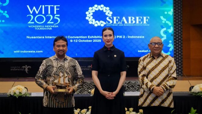 
					Foto: Menteri Pariwisata Widiyanti Putri Wardhana bersama jajaran Kemenpar dan perwakilan Gabungan Industri Pariwisata Indonesia (GIPI) saat mengumumkan penyelenggaraan SEABEF dan WITF 2025 di Jakarta. (Dok. Kemenpar RI)