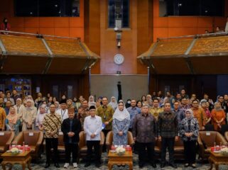 Foto: Menteri Pariwisata Widiyanti Putri Wardhana bersama jajaran Kemenpar dan perwakilan Baznas pada kegiatan sosialisasi pengelolaan zakat untuk mendukung pariwisata inklusif dan pemberdayaan UMKM, Jakarta, Rabu (8/10/2025). (Dok. Kemenpar RI)