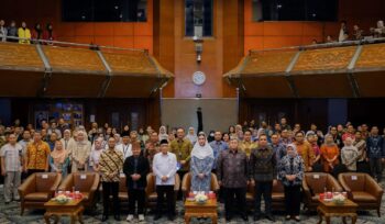 Foto: Menteri Pariwisata Widiyanti Putri Wardhana bersama jajaran Kemenpar dan perwakilan Baznas pada kegiatan sosialisasi pengelolaan zakat untuk mendukung pariwisata inklusif dan pemberdayaan UMKM, Jakarta, Rabu (8/10/2025). (Dok. Kemenpar RI)