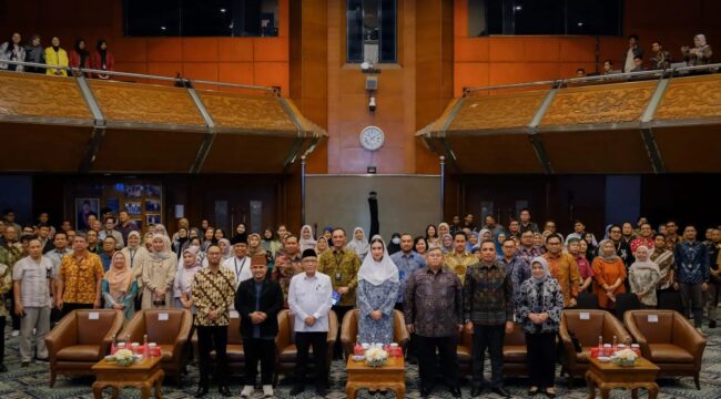 Foto: Menteri Pariwisata Widiyanti Putri Wardhana bersama jajaran Kemenpar dan perwakilan Baznas pada kegiatan sosialisasi pengelolaan zakat untuk mendukung pariwisata inklusif dan pemberdayaan UMKM, Jakarta, Rabu (8/10/2025). (Dok. Kemenpar RI)