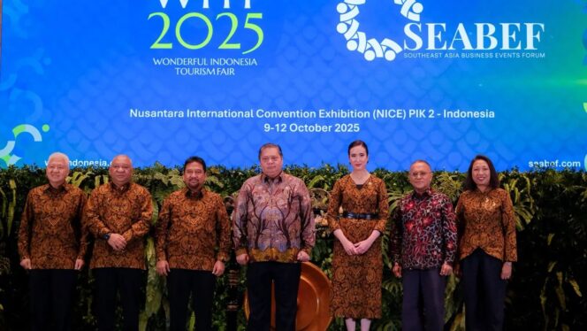 
					Foto: Menteri Pariwisata Widiyanti Putri Wardhana bersama Menteri Koordinator Bidang Perekonomian Airlangga Hartarto membuka secara resmi Southeast Asia Business Events Forum (SEABEF) dan Wonderful Indonesia Tourism Fair (WITF) 2025 di Nusantara International Convention and Exhibition (NICE), PIK 2, Banten, Jumat (10/10/2025). (Dok.Kemenpar RI)