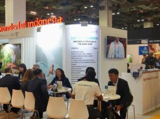 Foto: Ragam kuliner dan layanan wellness berbasis kearifan lokal ditampilkan di booth Wonderful Indonesia pada ITB Asia 2025, menarik perhatian wisatawan dan pelaku industri pariwisata internasional. (Dok. Kemenpar RI)
