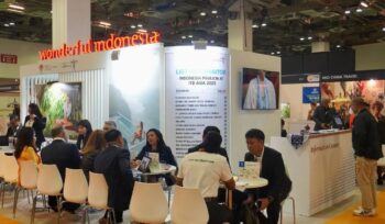 Foto: Ragam kuliner dan layanan wellness berbasis kearifan lokal ditampilkan di booth Wonderful Indonesia pada ITB Asia 2025, menarik perhatian wisatawan dan pelaku industri pariwisata internasional. (Dok. Kemenpar RI)