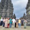 Foto: Deputi Bidang Pemasaran Kemenpar Ni Made Ayu Marthini bersama peserta Familiarization Trip Wisata Edukasi Australia–Indonesia 2025 saat berkunjung ke Candi Borobudur, Yogyakarta, sebagai bagian dari upaya promosi Indonesia sebagai destinasi wisata edukasi unggulan. (Dok. Kemenpar RI)