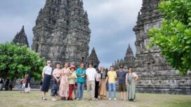 Foto: Deputi Bidang Pemasaran Kemenpar Ni Made Ayu Marthini bersama peserta Familiarization Trip Wisata Edukasi Australia–Indonesia 2025 saat berkunjung ke Candi Borobudur, Yogyakarta, sebagai bagian dari upaya promosi Indonesia sebagai destinasi wisata edukasi unggulan. (Dok. Kemenpar RI)