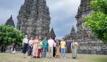 Foto: Deputi Bidang Pemasaran Kemenpar Ni Made Ayu Marthini bersama peserta Familiarization Trip Wisata Edukasi Australia–Indonesia 2025 saat berkunjung ke Candi Borobudur, Yogyakarta, sebagai bagian dari upaya promosi Indonesia sebagai destinasi wisata edukasi unggulan. (Dok. Kemenpar RI)