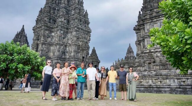Foto: Deputi Bidang Pemasaran Kemenpar Ni Made Ayu Marthini bersama peserta Familiarization Trip Wisata Edukasi Australia–Indonesia 2025 saat berkunjung ke Candi Borobudur, Yogyakarta, sebagai bagian dari upaya promosi Indonesia sebagai destinasi wisata edukasi unggulan. (Dok. Kemenpar RI)