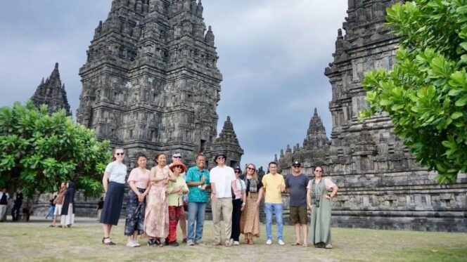 
					Foto: Deputi Bidang Pemasaran Kemenpar Ni Made Ayu Marthini bersama peserta Familiarization Trip Wisata Edukasi Australia–Indonesia 2025 saat berkunjung ke Candi Borobudur, Yogyakarta, sebagai bagian dari upaya promosi Indonesia sebagai destinasi wisata edukasi unggulan. (Dok. Kemenpar RI)
