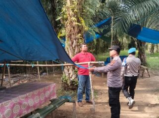 Foto: Sejumlah personel gabungan menertibkan arena sabung ayam di tengah kebun sawit Kelurahan Sotek, Penajam, Rabu (8/10/2025) (Dok. Polres PPU)