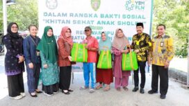 Foto: Wakil Bupati Penajam Paser Utara, Abdul Waris Muin, secara resmi membuka kegiatan bakti sosial “Khitan Sehat Anak Saleh” di Pantai Sipakario, Nipah-Nipah, Kamis (16/10/2025). (Dok. Humas PPU)