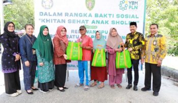 Foto: Wakil Bupati Penajam Paser Utara, Abdul Waris Muin, secara resmi membuka kegiatan bakti sosial “Khitan Sehat Anak Saleh” di Pantai Sipakario, Nipah-Nipah, Kamis (16/10/2025). (Dok. Humas PPU)