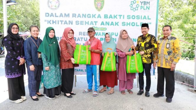 
					Foto: Wakil Bupati Penajam Paser Utara, Abdul Waris Muin, secara resmi membuka kegiatan bakti sosial “Khitan Sehat Anak Saleh” di Pantai Sipakario, Nipah-Nipah, Kamis (16/10/2025). (Dok. Humas PPU)