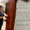 Foto: Presiden Prabowo Subianto menerima surat tulisan tangan dari Muhammad Daffa Raasyid, siswa Sekolah Rakyat Menengah Pertama II Bandung Barat, yang berisi ucapan terima kasih atas kesempatan belajar melalui program Sekolah Rakyat. (Dok. BPMI Setpres)