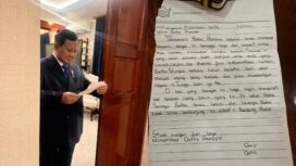 Foto: Presiden Prabowo Subianto menerima surat tulisan tangan dari Muhammad Daffa Raasyid, siswa Sekolah Rakyat Menengah Pertama II Bandung Barat, yang berisi ucapan terima kasih atas kesempatan belajar melalui program Sekolah Rakyat. (Dok. BPMI Setpres)