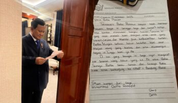 Foto: Presiden Prabowo Subianto menerima surat tulisan tangan dari Muhammad Daffa Raasyid, siswa Sekolah Rakyat Menengah Pertama II Bandung Barat, yang berisi ucapan terima kasih atas kesempatan belajar melalui program Sekolah Rakyat. (Dok. BPMI Setpres)